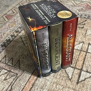 Divergent book series